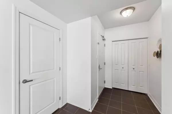 Vanier And Kingsview Park, ON K1L 0A9,90 Landry ST #907