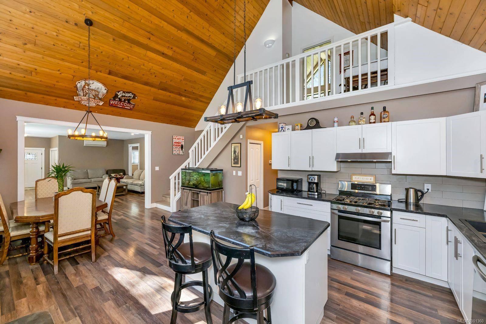 905 Whittaker Rd, Malahat, BC V0R 2L0