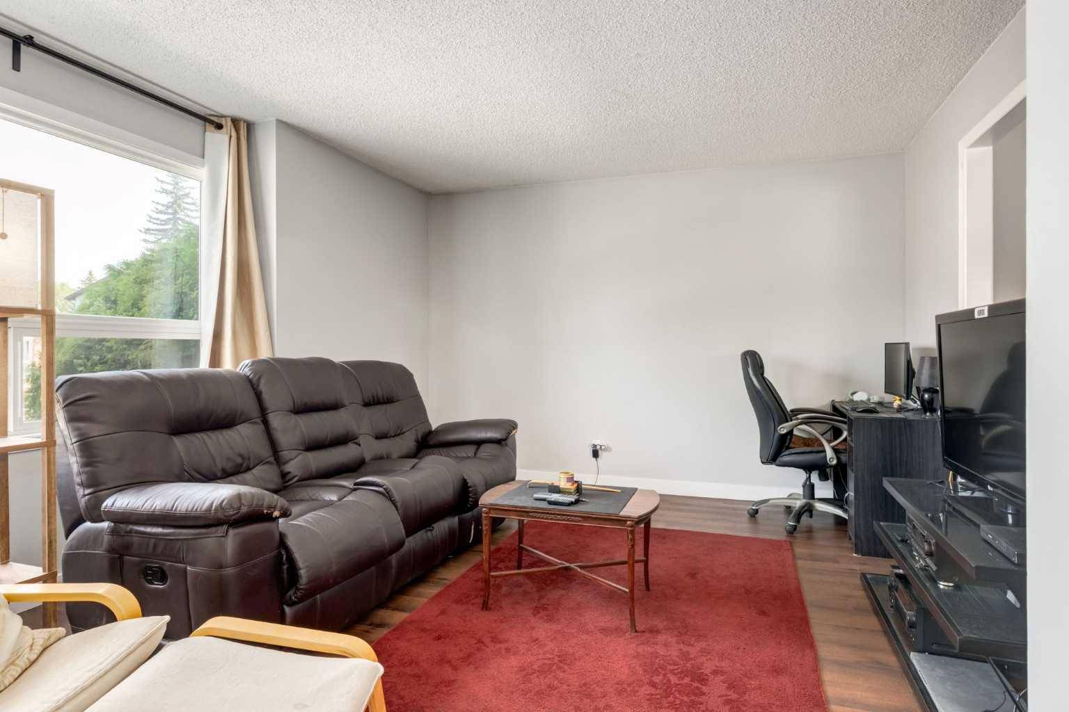 Calgary, AB T2J6J9,212 Deerview CT SE