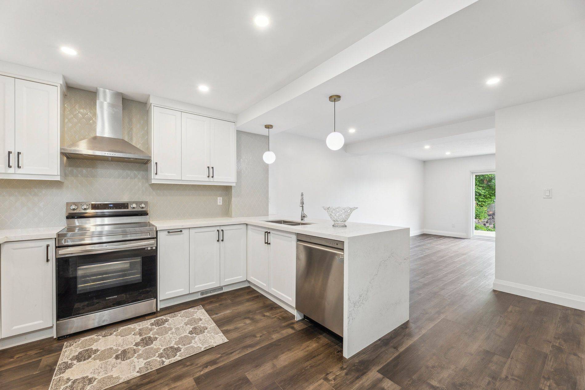 Oshawa, ON L1H 7Z1,1183 Southdale AVE
