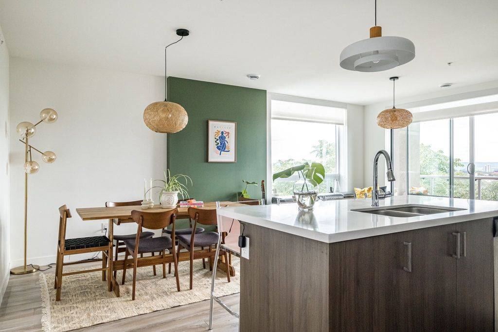 Hamilton, ON L8N 0B2,467 Charlton AVE E #404