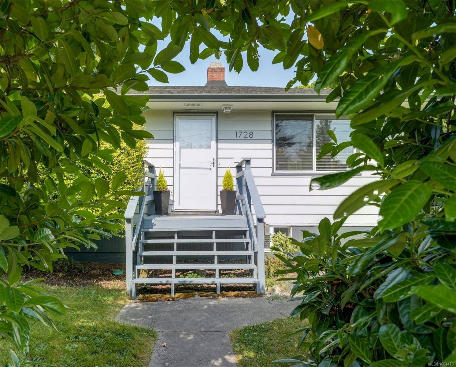 1728 Foul Bay Rd, Victoria, BC V8R 5A4