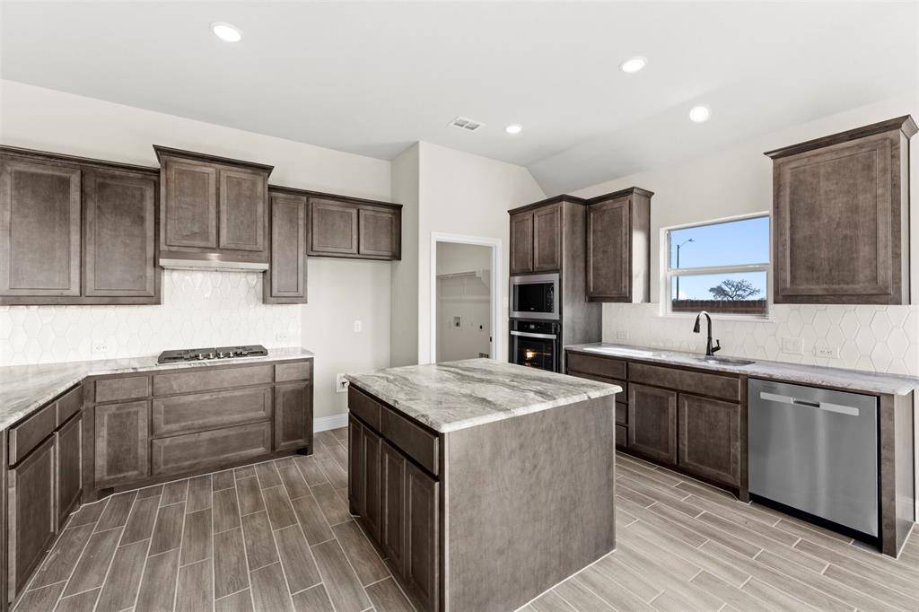 Cleburne, TX 76033,910 Golden Meadow