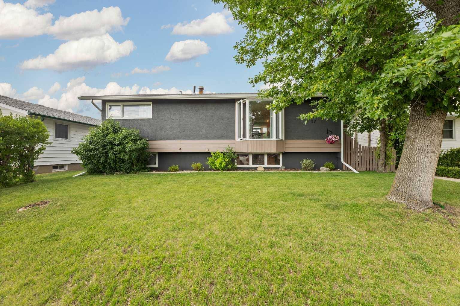17 Fir ST, Red Deer, AB T4N 4Y4