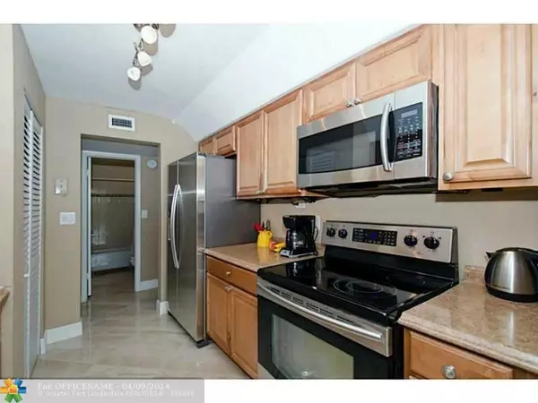 Lauderhill, FL 33319,3690 Inverrary Dr #3J