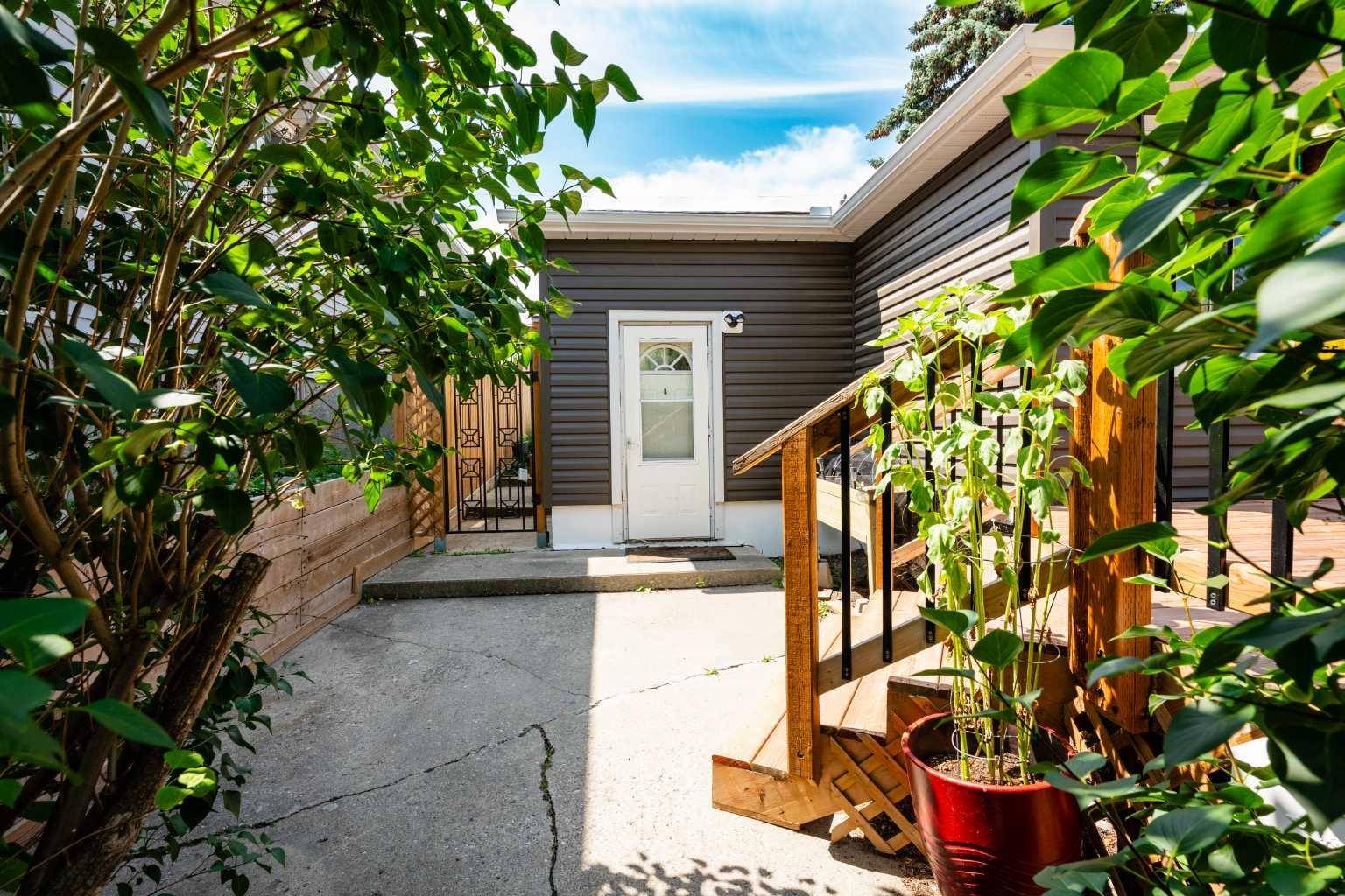 Calgary, AB T3B2K7,4639 70 ST NW