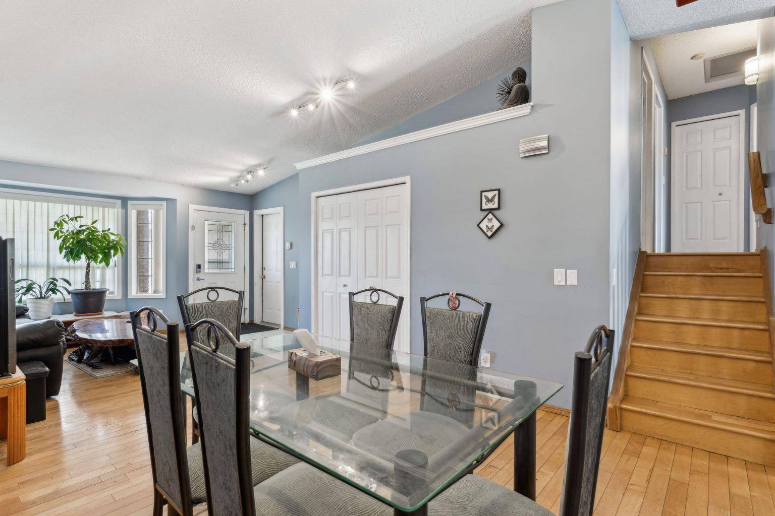 Calgary, AB T2A 7P2,894 Applewood DR Southeast