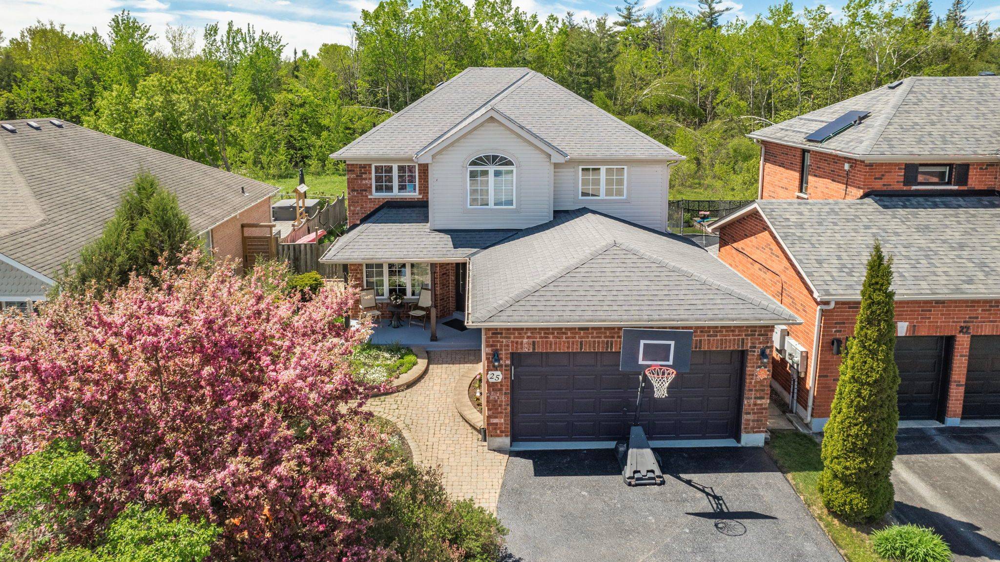 25 Lakewoods CT, Barrie, ON L4N 0G4