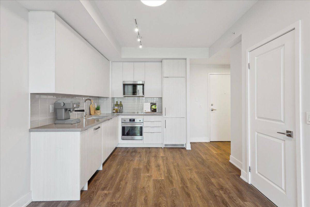 Oakville, ON L6H 3R6,297 Oak Walk DR #805