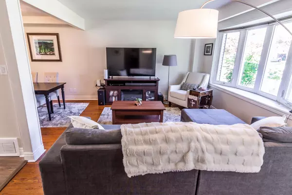 Mississauga, ON L5C 1K4,1174 Fairdale DR