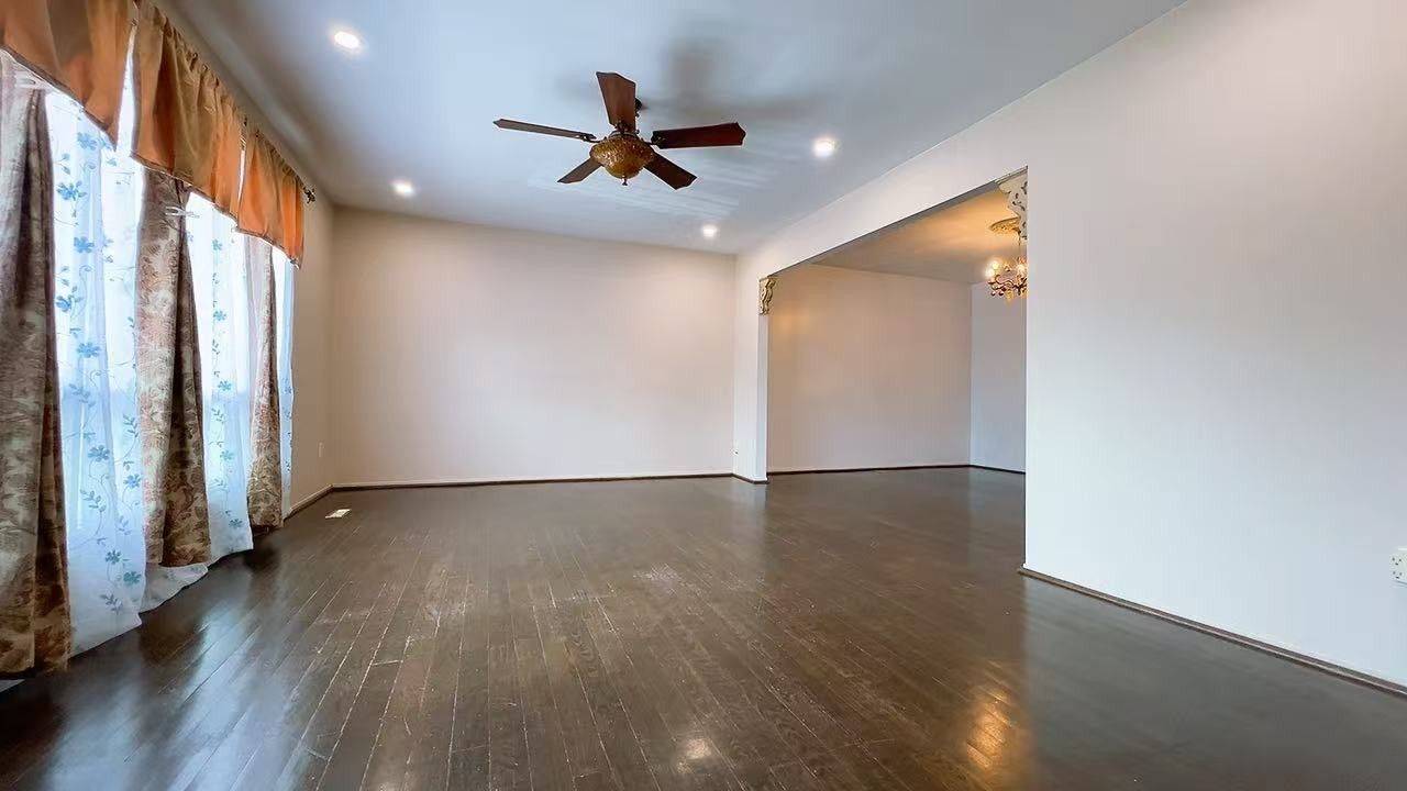 Toronto C15, ON M2M 3A6,83 Mintwood DR #Upper level