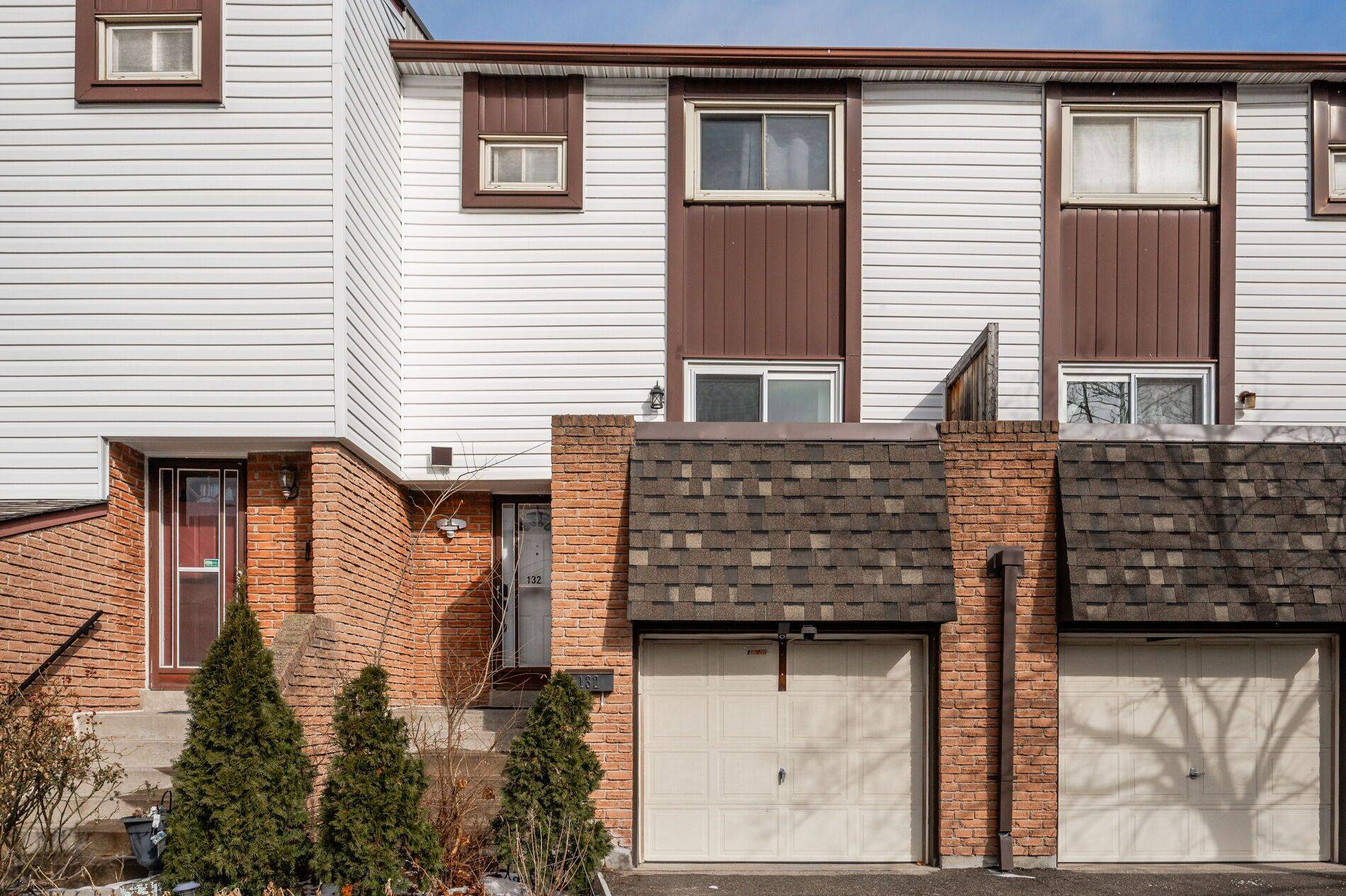 1221 Dundix RD #132, Mississauga, ON L4Y 3Y9