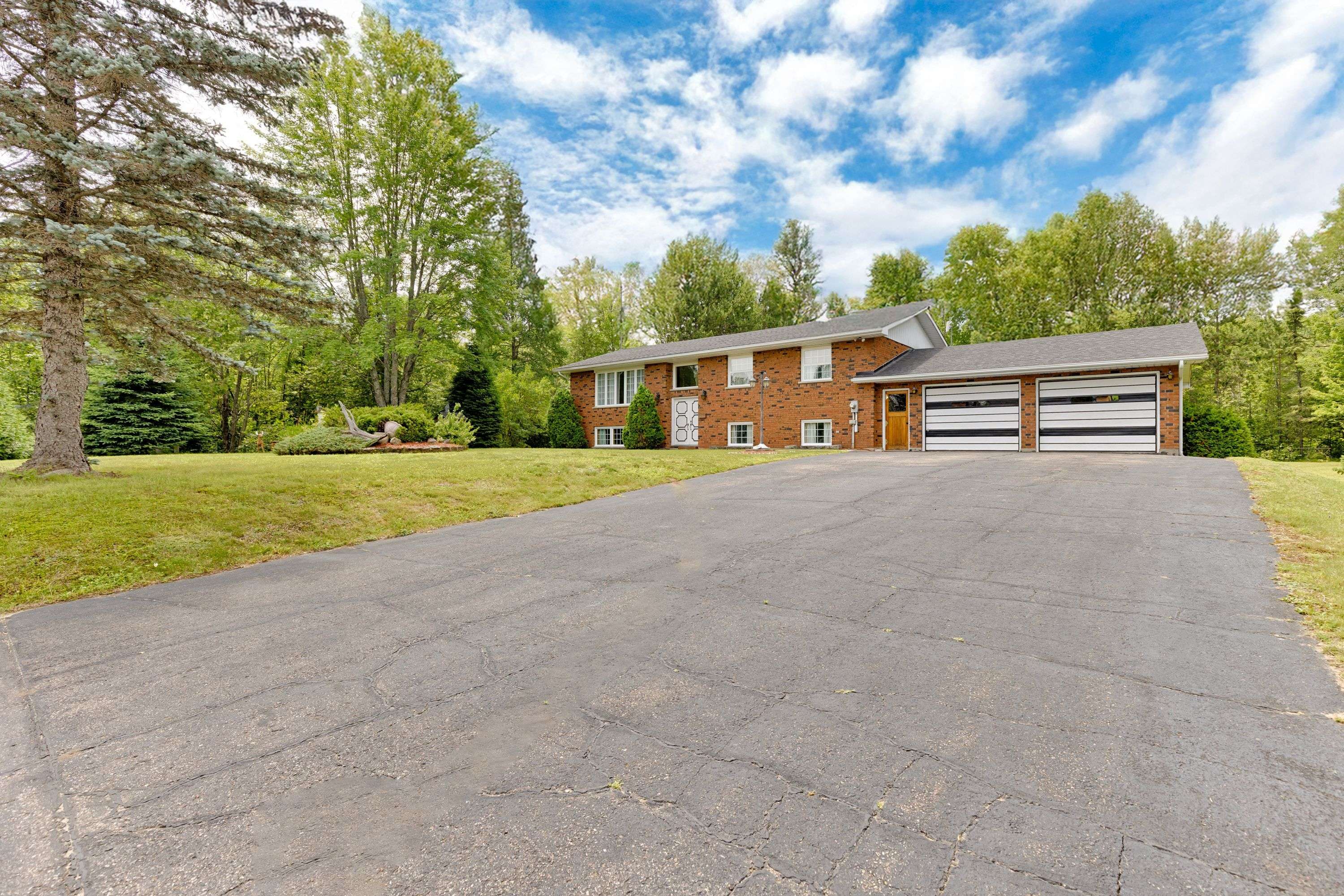 18 Biesenthal RD, Petawawa, ON K8H 2Y9