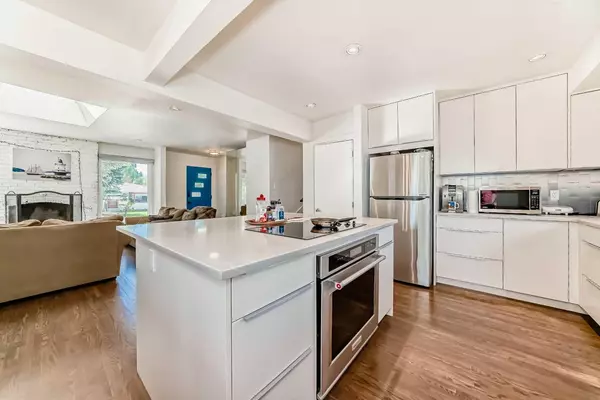 Calgary, AB T2V 3K5,36 Hooke RD SW