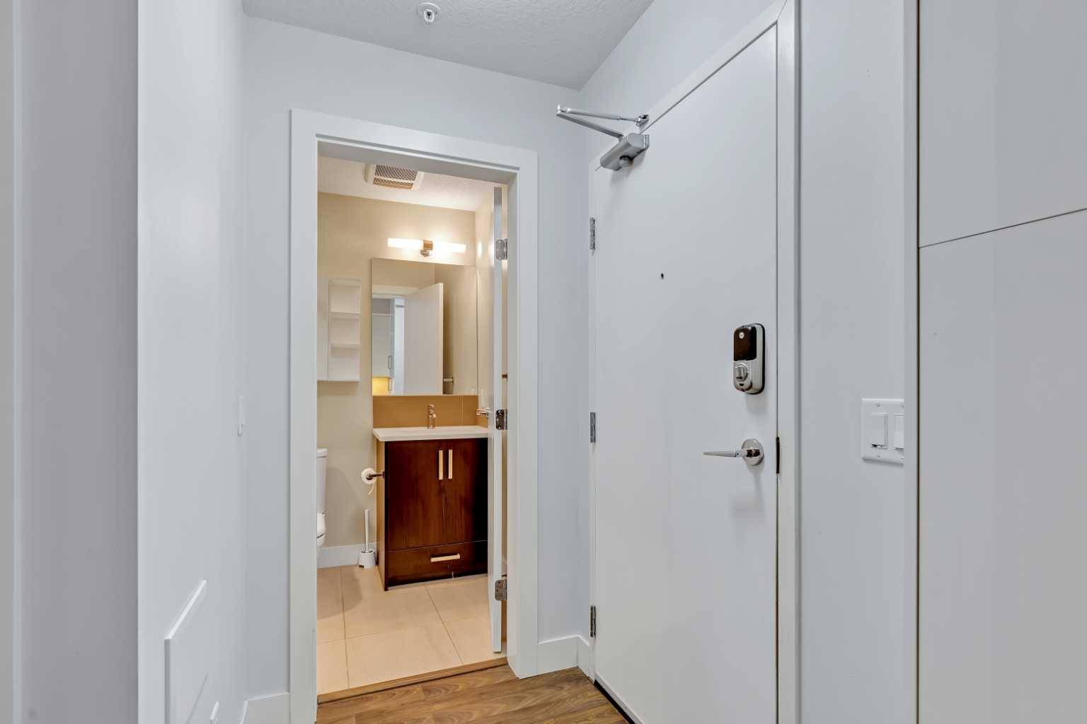Calgary, AB T2T 1C4,1521 26 AVE SW #203