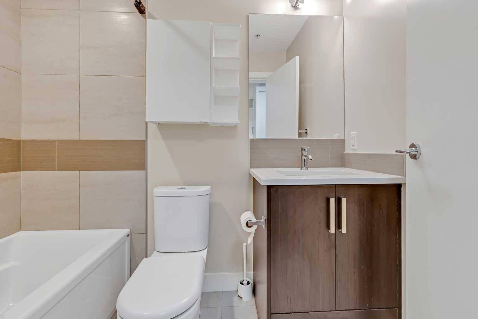 Calgary, AB T2T 1C4,1521 26 AVE SW #203