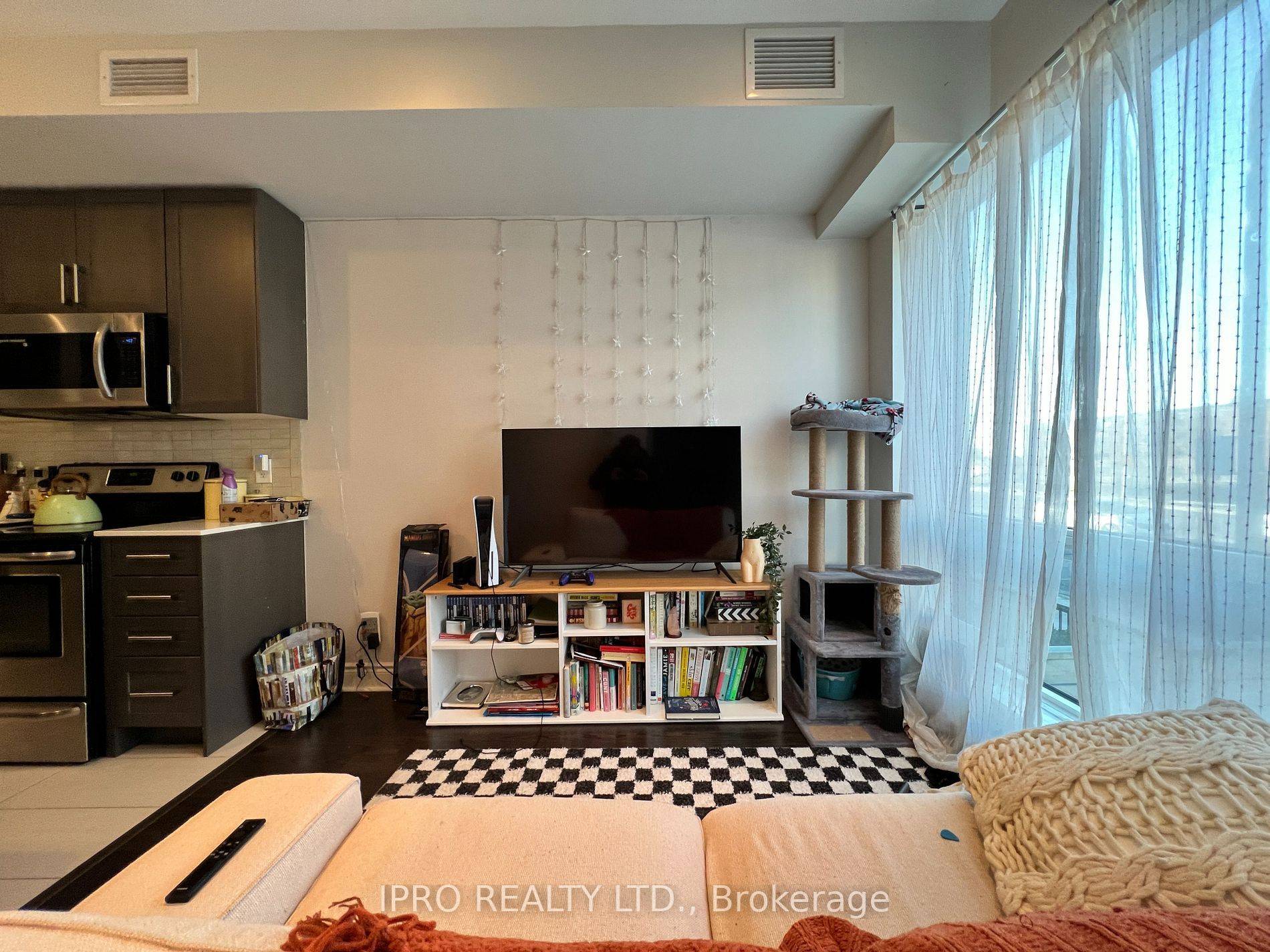 Toronto C04, ON M6A 1A9,639 Lawrence AVE W #209