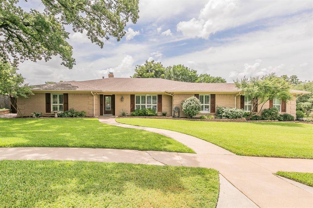 11 Country Club Court, Pantego, TX 76013