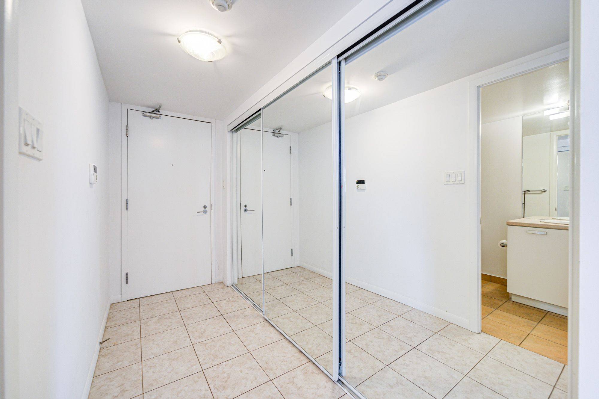 Toronto C01, ON M4Y 1A5,38 Grenville ST #807