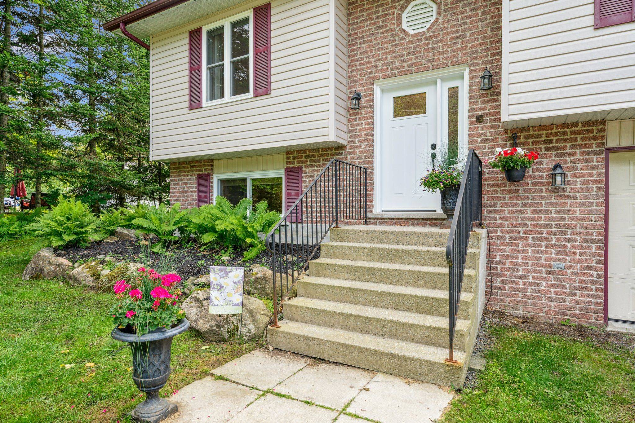 Huntsville, ON P1H 1T8,57 Young ST S