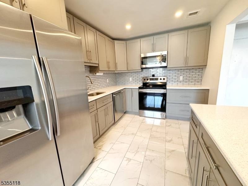 466 Pompton Ave #D, Cedar Grove Twp., NJ 07009