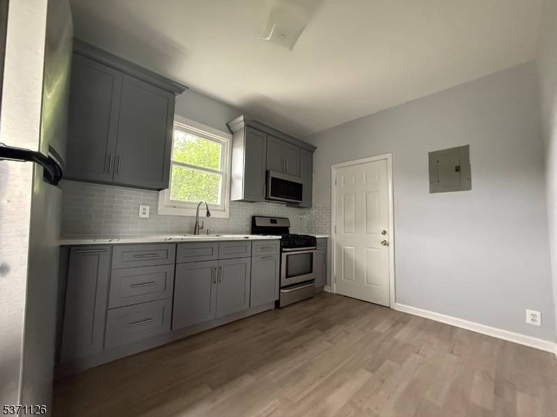 Linden City, NJ 07036,832 Hussa St #2