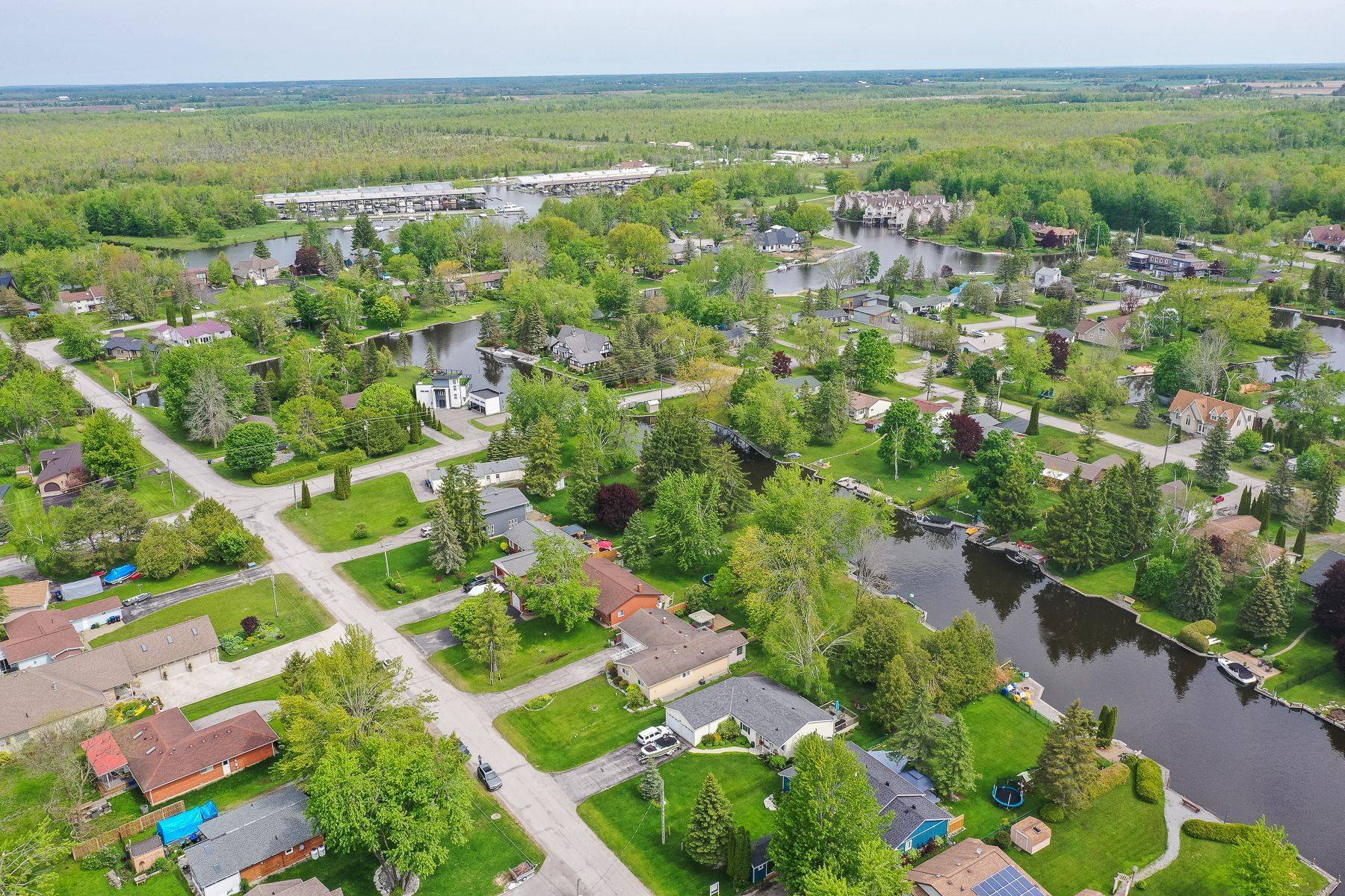 Ramara, ON L0K 1B0,9 Pinetree CT