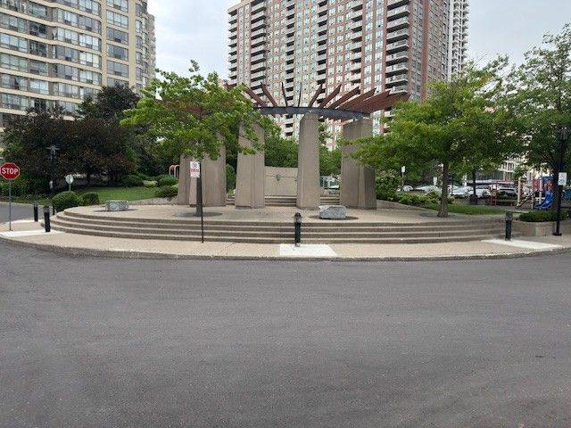 Mississauga, ON L5B 4L2,33 Elm DR #1502