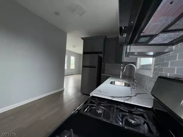 Linden City, NJ 07036,832 Hussa St #2