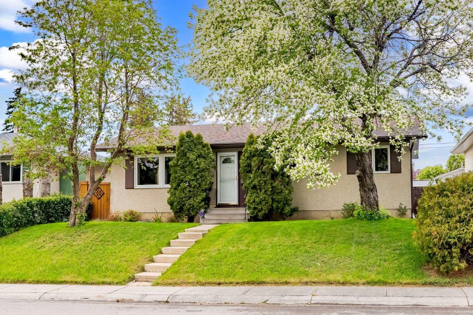 Calgary, AB T2A 2W6,60 Marbrooke CIR NE