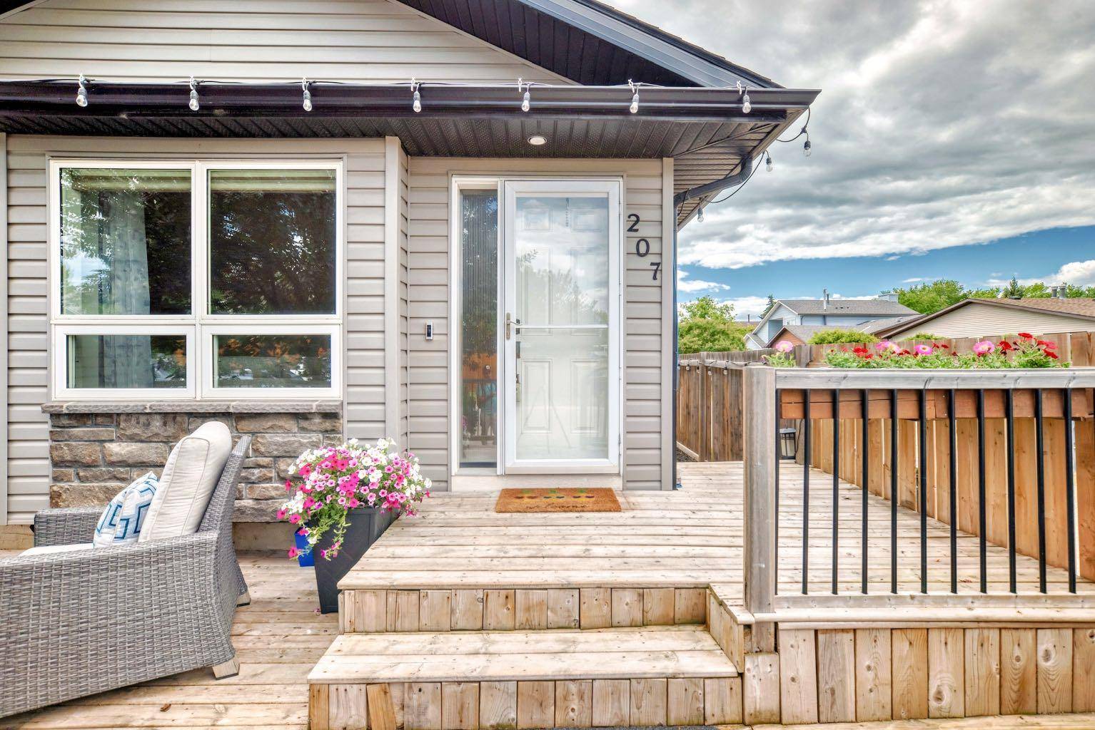 Calgary, AB T2J6B4,207 Deerview WAY Southeast