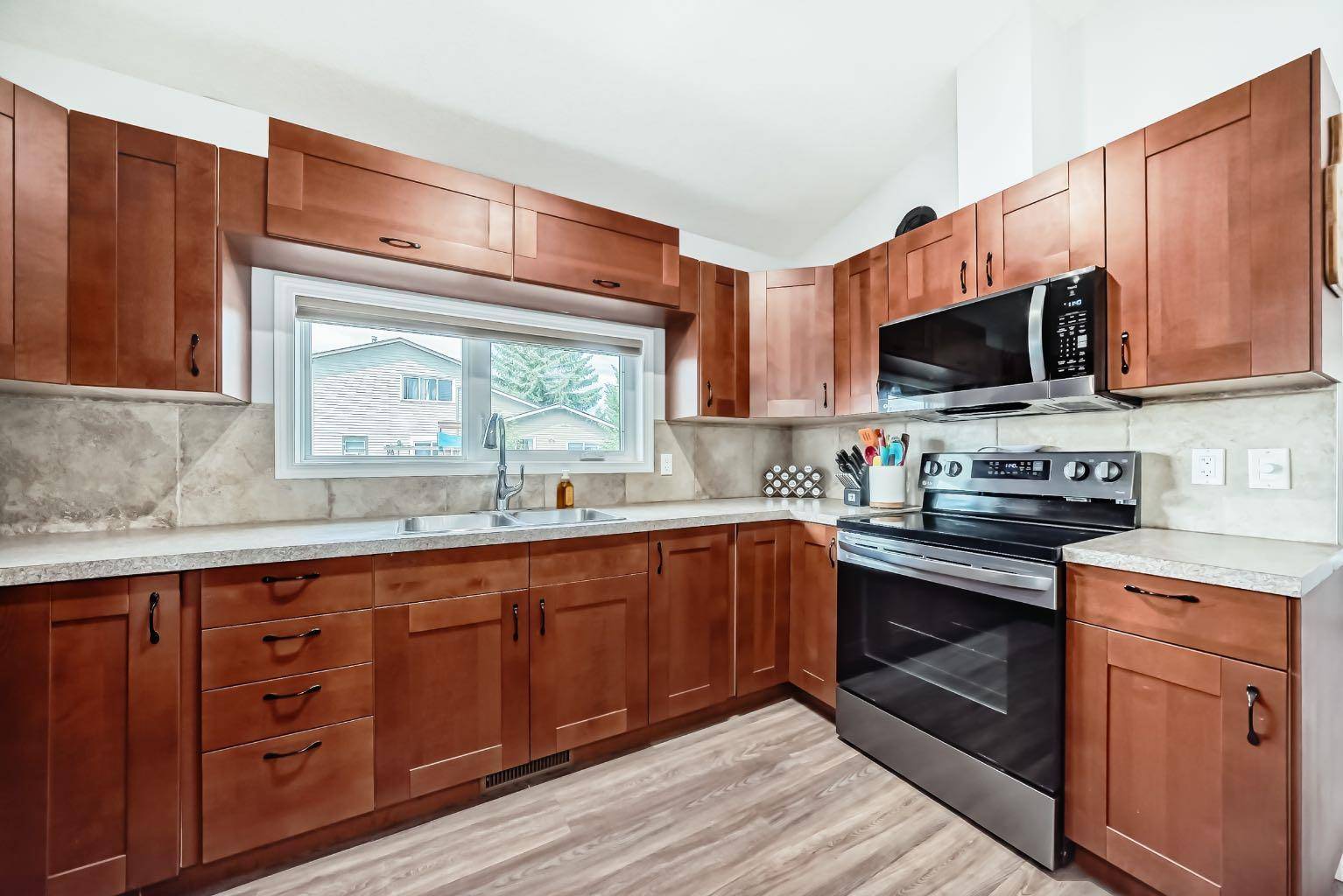 Calgary, AB T2J6B4,207 Deerview WAY SE
