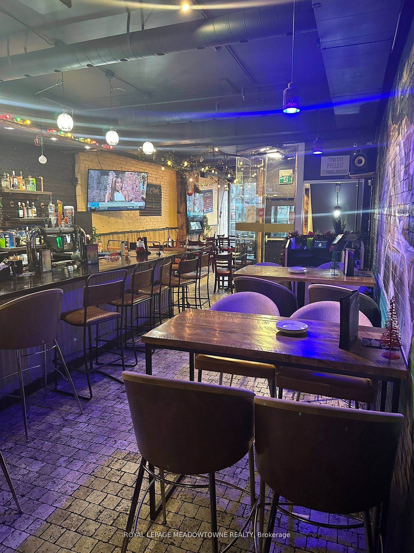 Toronto C01, ON M6G 1B7,647 College ST