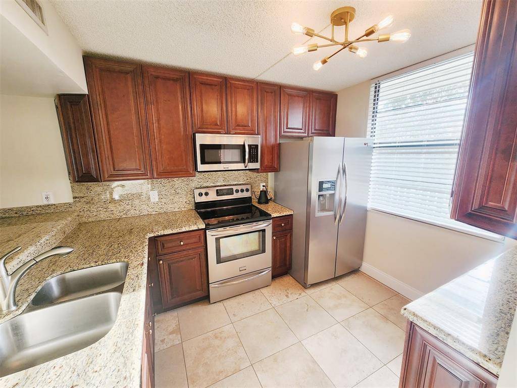 1713 Whitehall Dr #401, Davie, FL 33324
