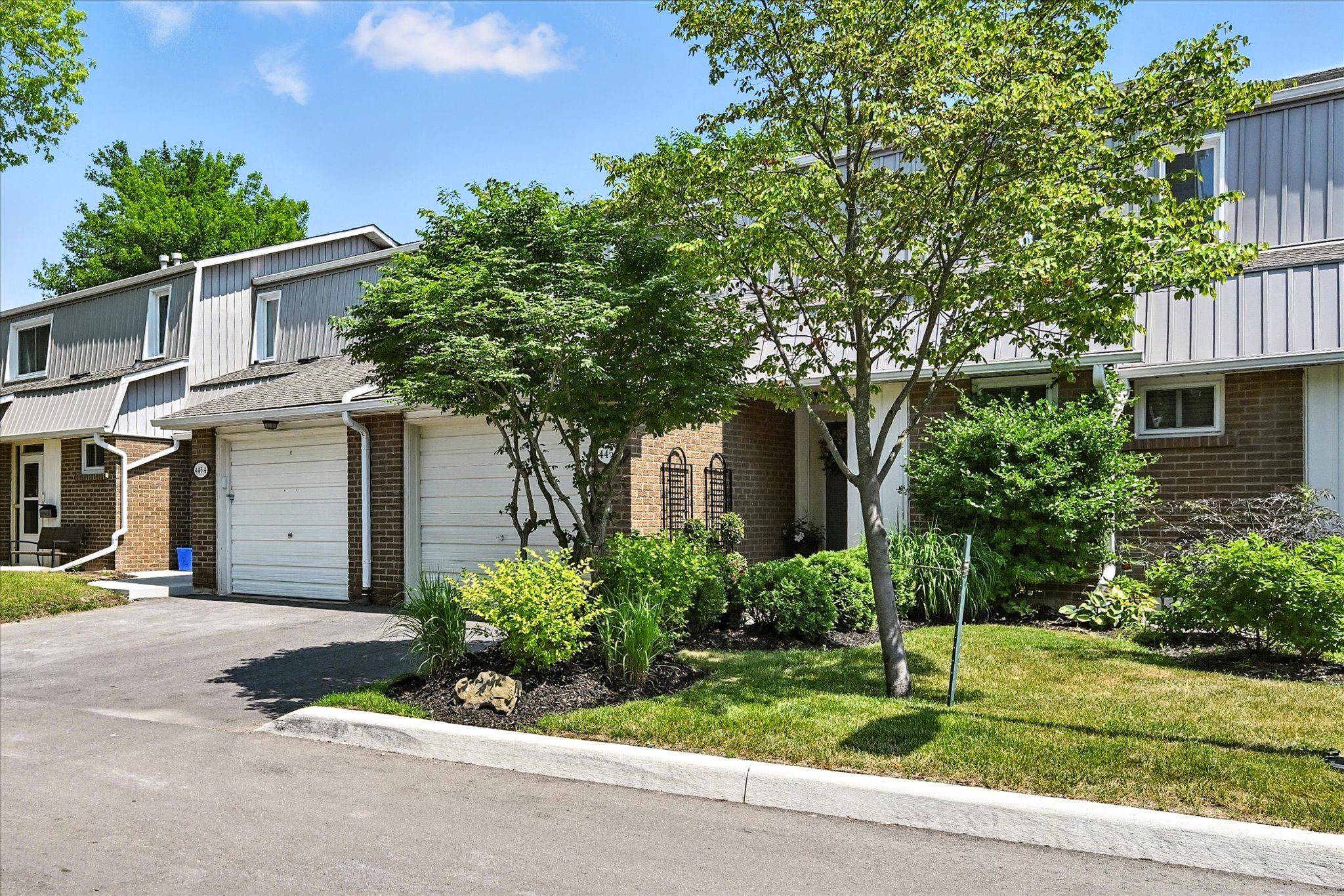 445 Woodview RD, Burlington, ON L7N 2Z9