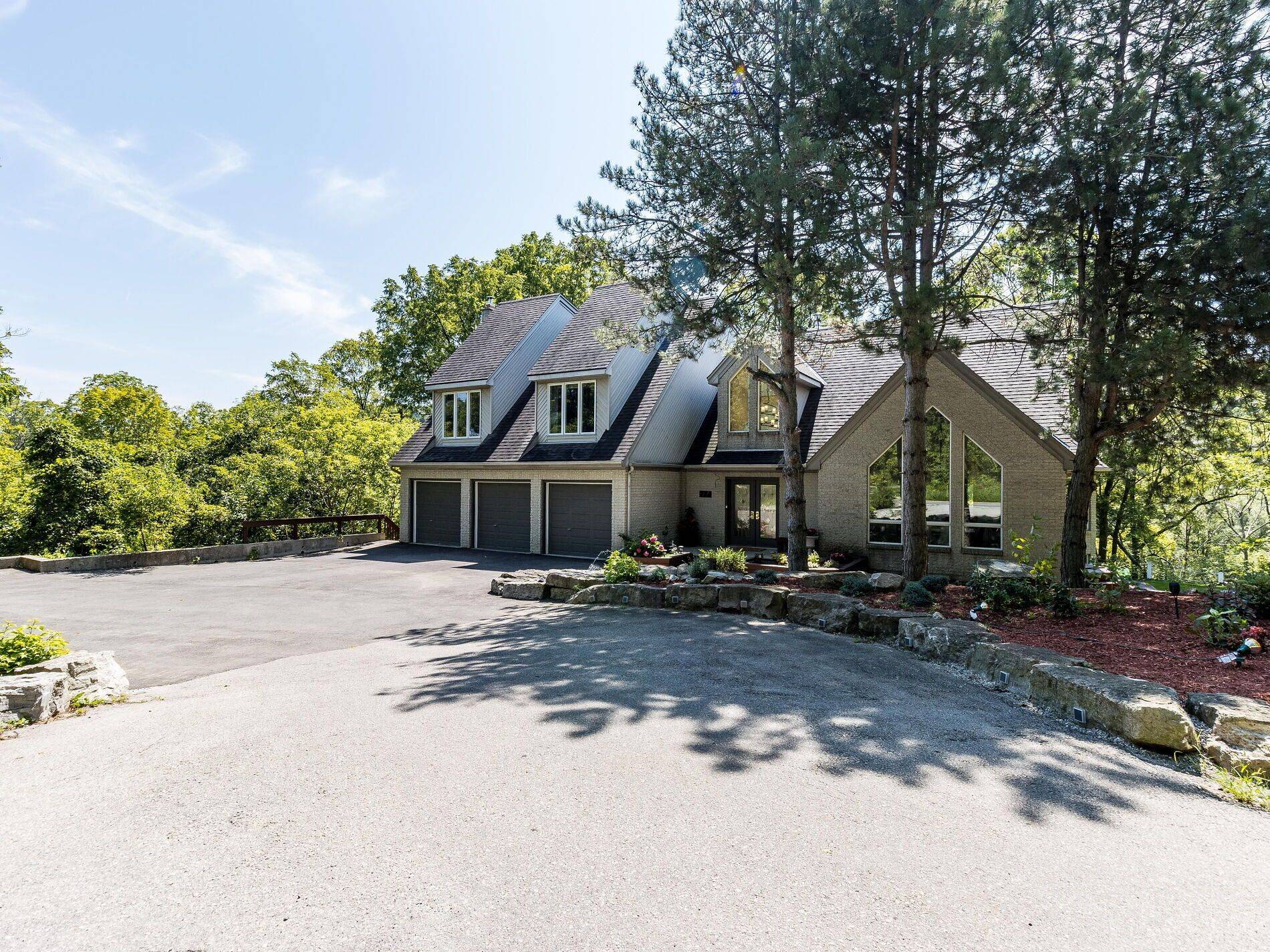 774 Old Dundas RD, Hamilton, ON L9H 5E3