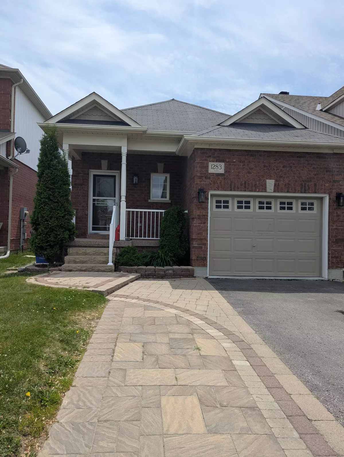 Oshawa, ON L1K 0B6,1283 MacInally CT #Main Floor