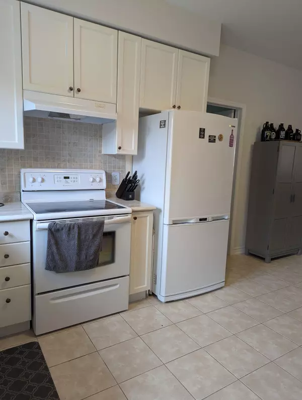 Oshawa, ON L1K 0B6,1283 MacInally CT #Main Floor