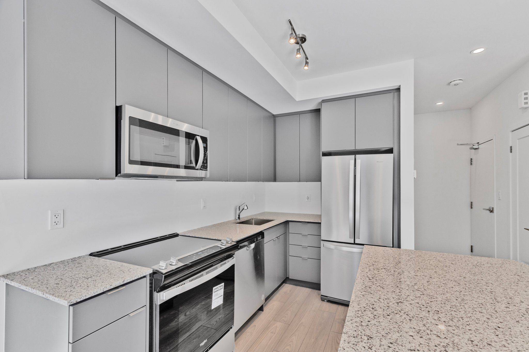 Newmarket, ON L3Y 0H5,26 Lytham Green CIR #4