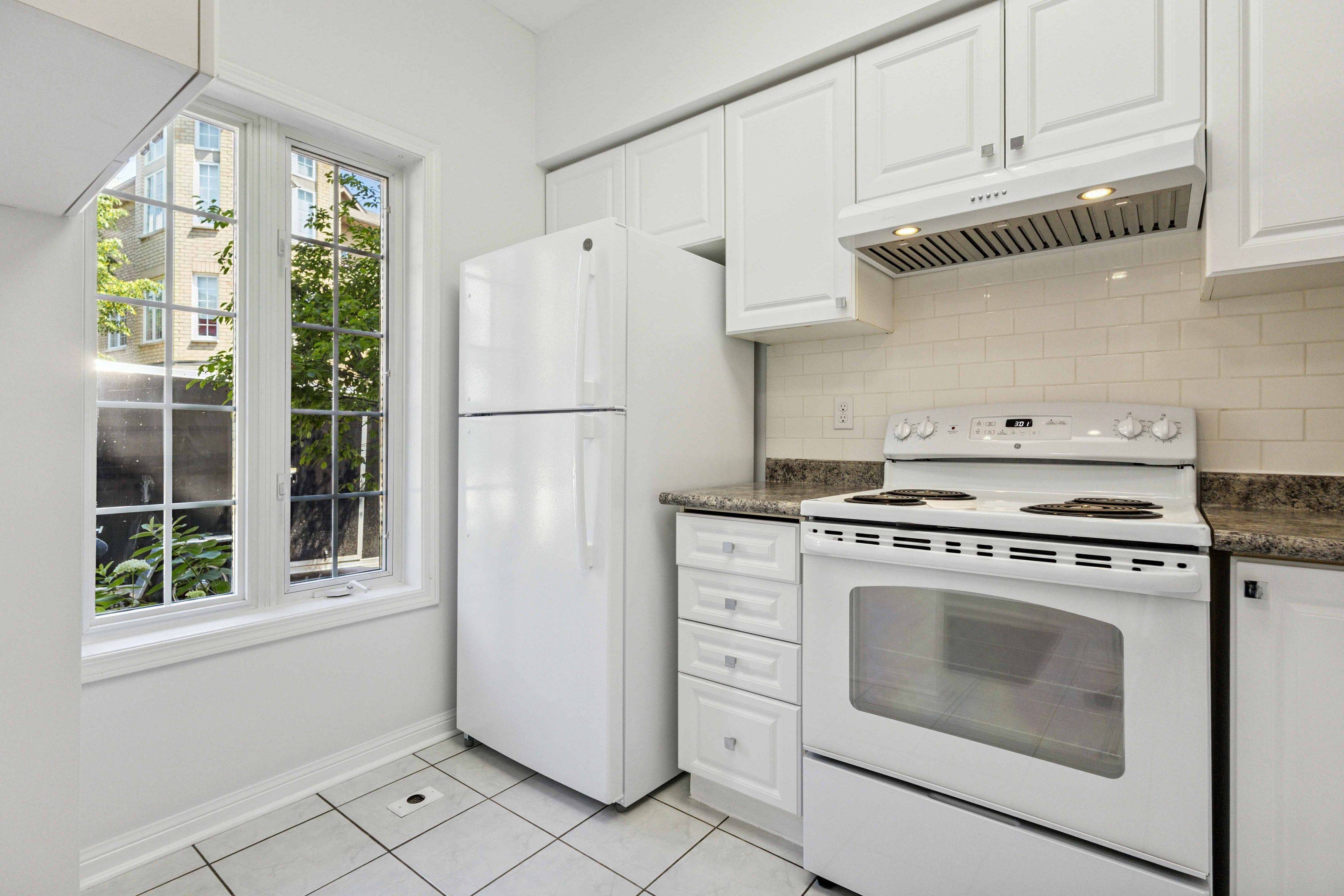 Markham, ON L3R 4E8,6 St Moritz WAY N #8