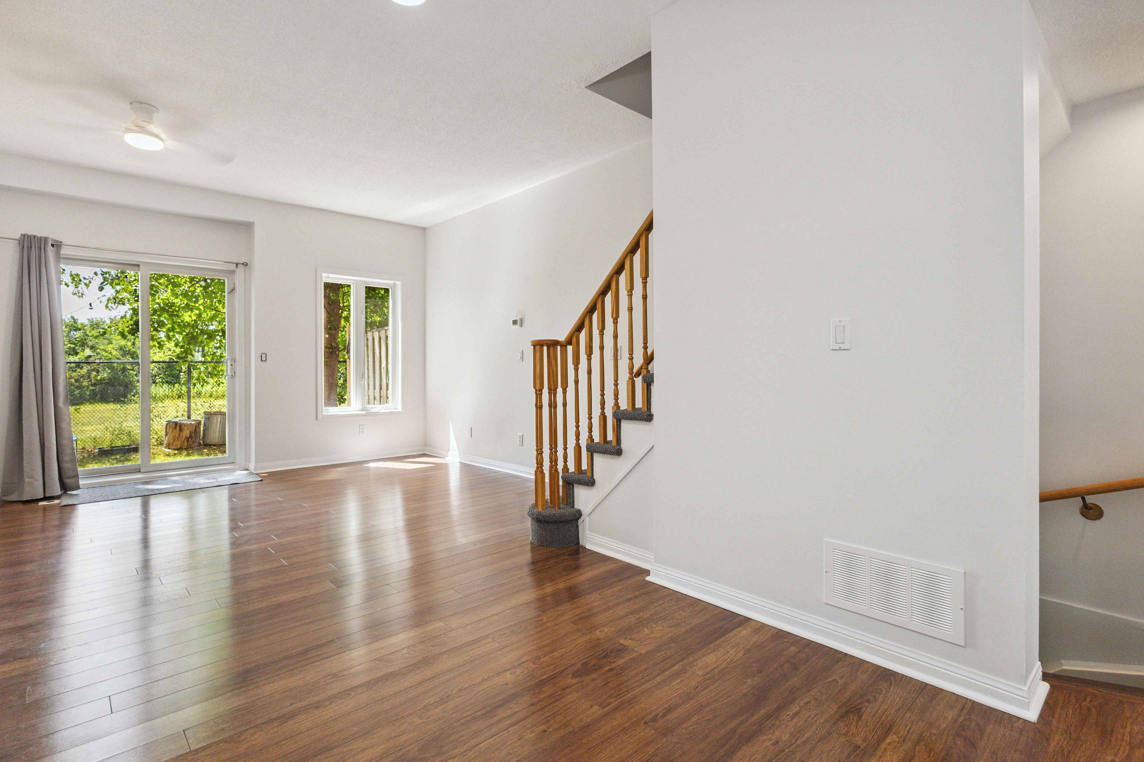 Markham, ON L3R 4E8,6 St Moritz WAY N #8