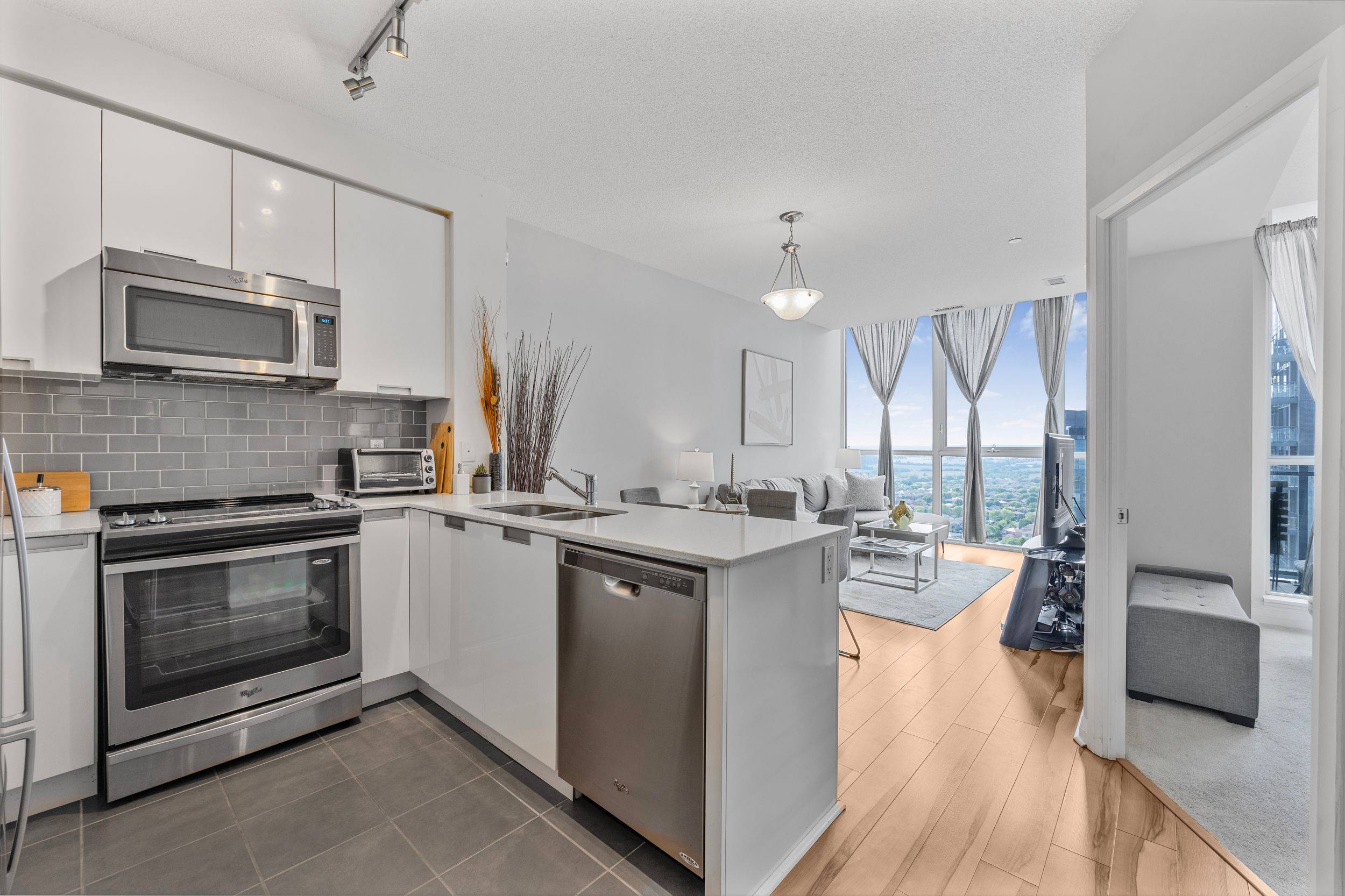 Mississauga, ON L5R 0E5,75 Eglinton AVE W #2408
