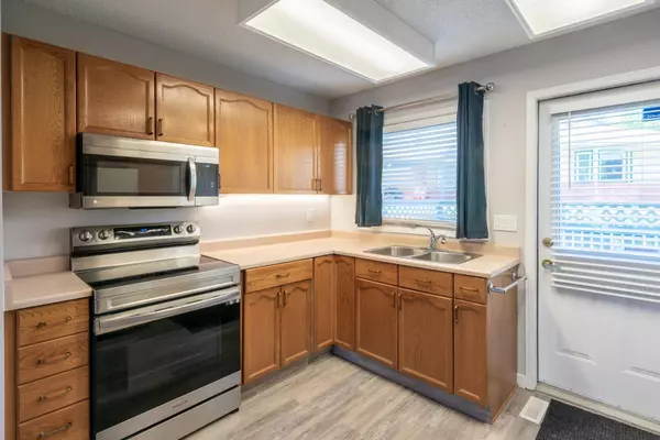 Calgary, AB T2B 3G8,2742 Dovely PARK Southeast