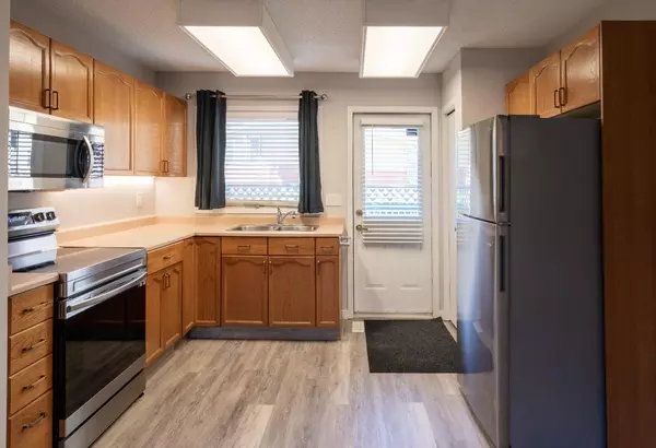 Calgary, AB T2B 3G8,2742 Dovely PARK SE