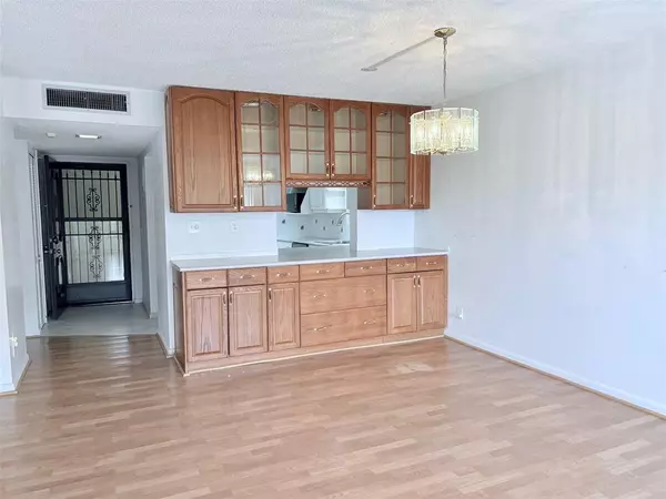Pompano Beach, FL 33069,2306 S Cypress Bend Dr #319