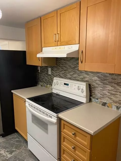 Mississauga, ON L5C 3A5,880 Stainton DR #Lower