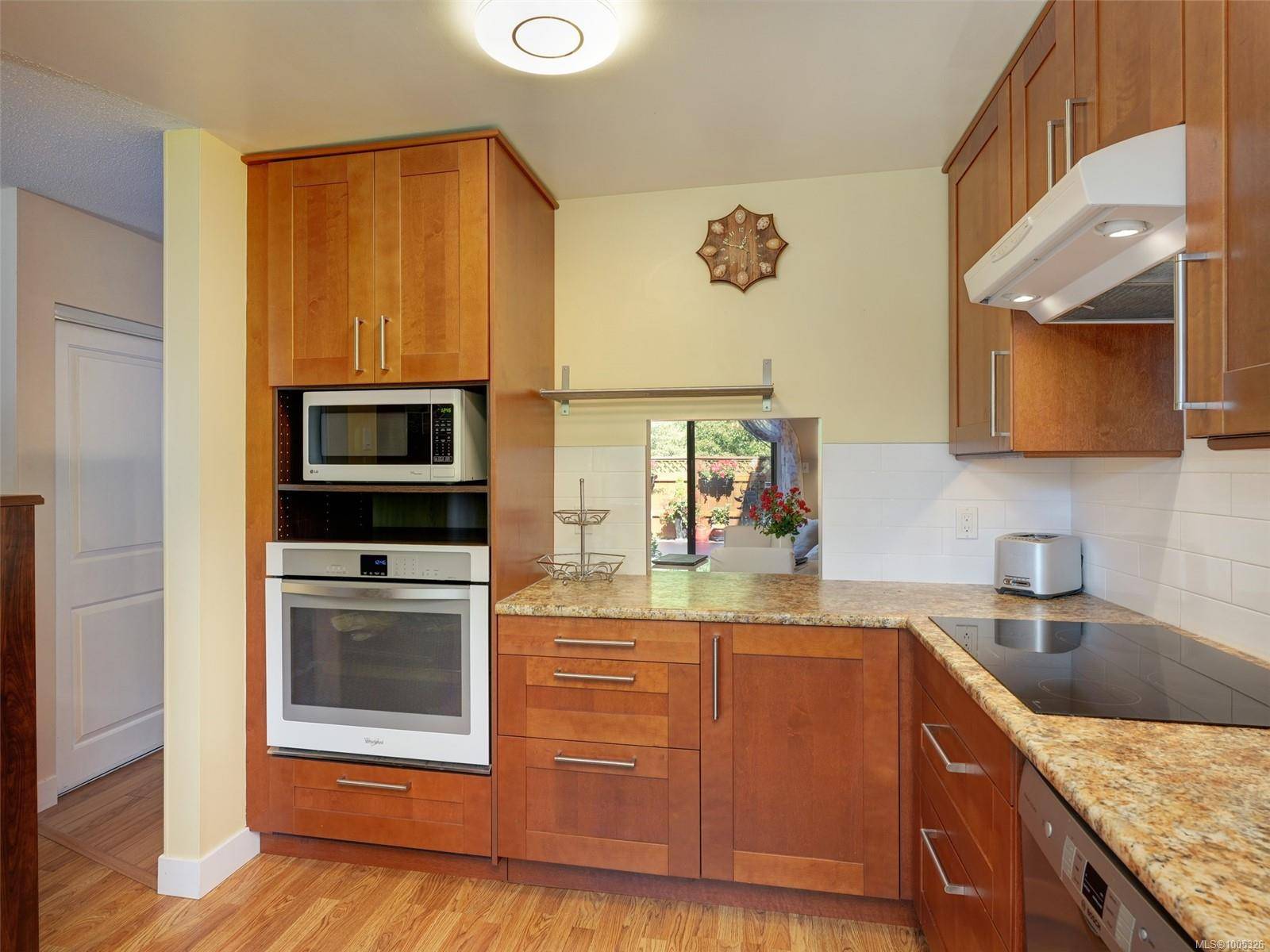Saanich, BC V8Z 2E6,642 Agnes St #205