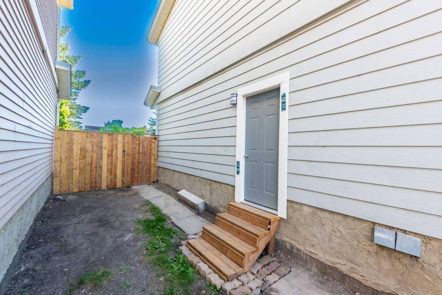 Calgary, AB T2B 2W2,11 Erin Ridge RD Southeast