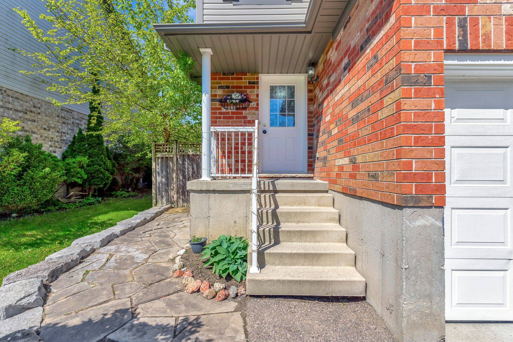 Kitchener, ON N2R 1V4,51 Madeleine ST