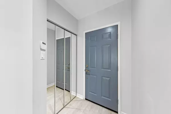 Vaughan, ON L4J 7Y9,735 New Westminster DR #15